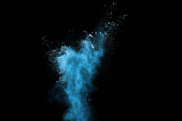 Explosion de poudre bleue sur fond noir. Nuage coloré. La poussière colorée explose. Peinture Holi. - Photo, image