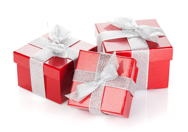 Tres cajas de regalo rojas con cinta de plata y lazo
 - Foto, imagen
