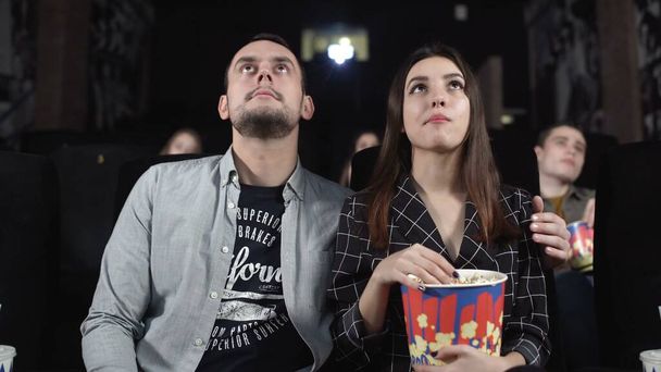 Ευτυχισμένο ζευγάρι που απολαμβάνει το ραντεβού του στο σινεμά βλέποντας μια ταινία - Φωτογραφία, εικόνα