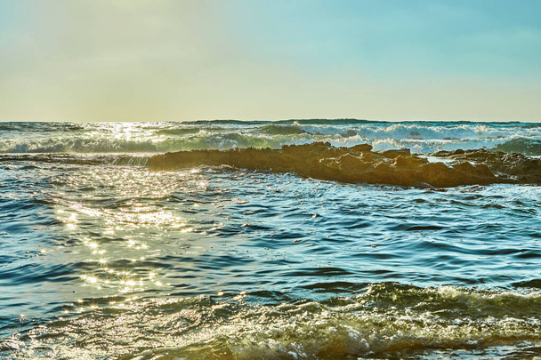 Морський прибій з камінням на Середземному морі під час заходу сонця.. - Фото, зображення