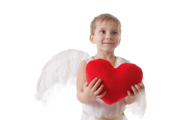 schattige lachende cupid met hart in handen - Foto, afbeelding