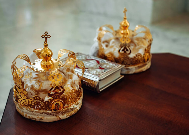 Rusya 'daki düğün töreni için kutsal sunakta iki taç ve İncil. - Fotoğraf, Görsel