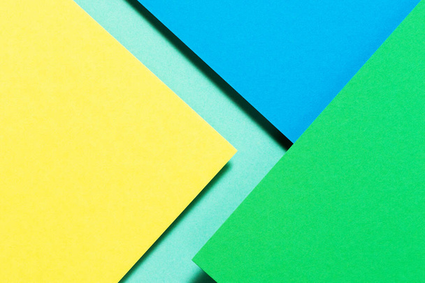 Streszczenie kolorów papieru geometria płaski leżał kompozycja tło z niebieskim, żółtym i zielonym kolorem dźwięki - Zdjęcie, obraz