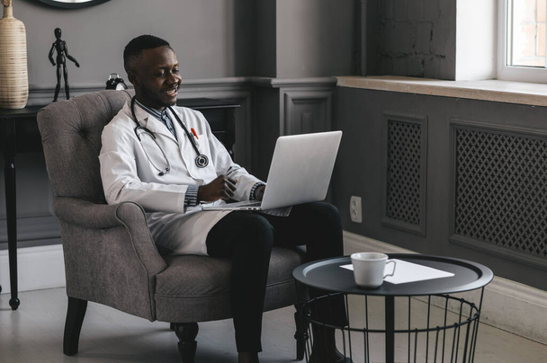 telehealth with virtual doctor appointment and online therapy session. Black doctor online conference  - Foto, imagen