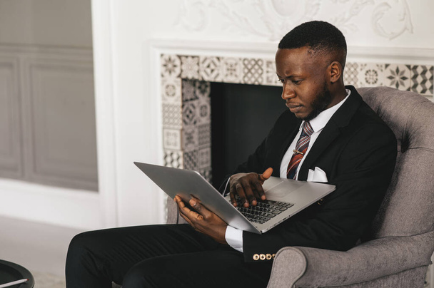 Black Businessman using laptop for analyzing data stock market, forex trading graph, stock exchange trading online, financial investment concept. close up - Foto, Imagem
