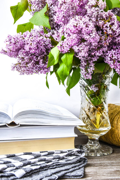 Lilac jarní kytice ve skleněné váze na stole s lanem a knihami, kopírovací prostor, dovolená blahopřání pozadí - Fotografie, Obrázek