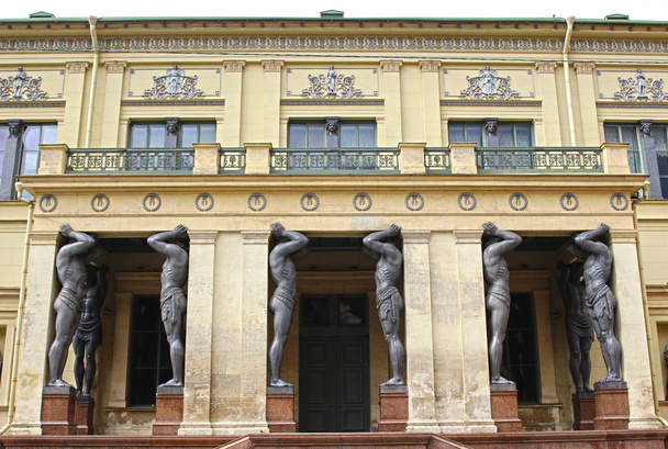 marmur atlantes, trzymając dachu Ermitażu w Sankt peters - Zdjęcie, obraz