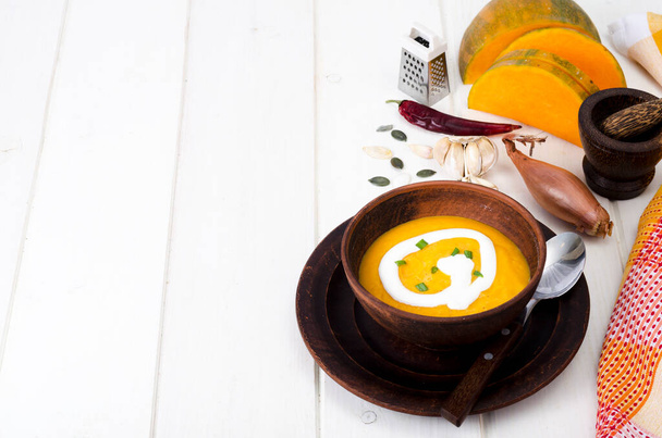 Вегетарианский острый сливочный суп с тыквой. Студия фото - Фото, изображение