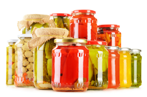 Composición con frascos de verduras en escabeche. Alimentos marinados - Foto, Imagen