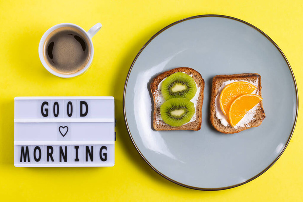 Dobré ráno, nápis s espresso šálkem a talíř ovocných sendvičů se smetanovým sýrem - Fotografie, Obrázek