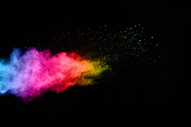 abstraktní barevný prach exploze na černém pozadí.abstraktní prášek postříkané pozadí, Zmrazení pohybu barevného prášku výbuch / házení barevný prášek, pestrobarevné třpytivé textury. - Fotografie, Obrázek