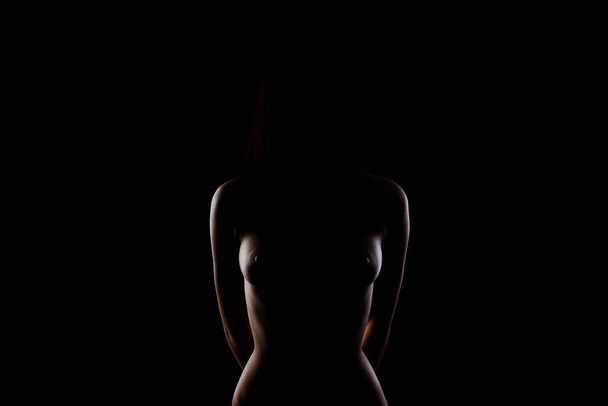 Alaston nainen siluetti pimeässä. Kaunis seksikäs alasti elin tyttö - Valokuva, kuva