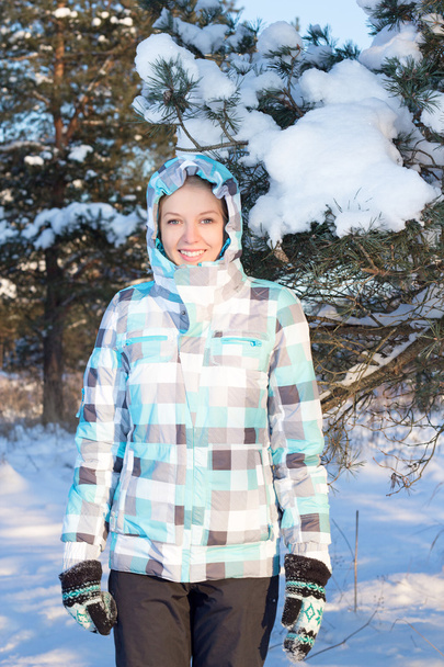 щаслива жінка в синій спортивній картатій куртці, що йде взимку фо
 - Фото, зображення