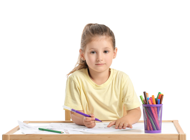 Schattig klein meisje met kleurplaten op witte achtergrond - Foto, afbeelding