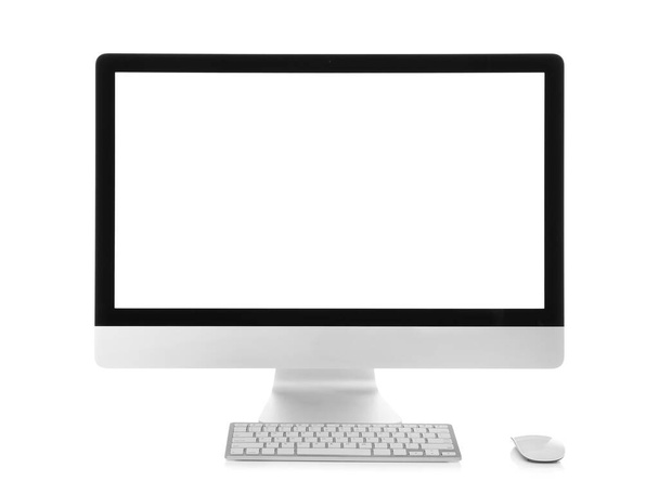 Moderni tietokone valkoisella taustalla - Valokuva, kuva
