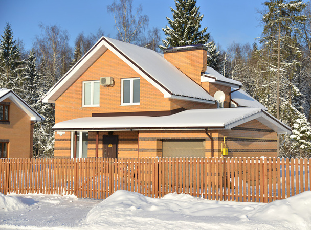 Brick cottage house in winter t - Foto, imagen