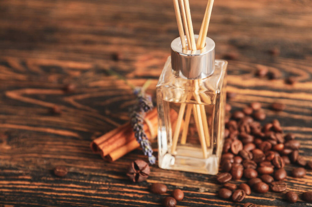 Diffuseur roseau avec grains de café et cannelle sur la table - Photo, image