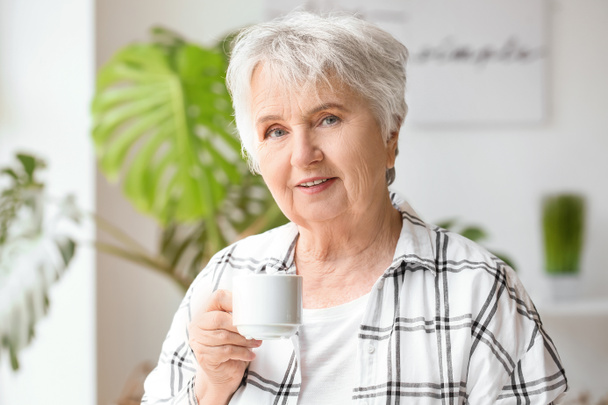 Seniorin trinkt zu Hause Tee - Foto, Bild