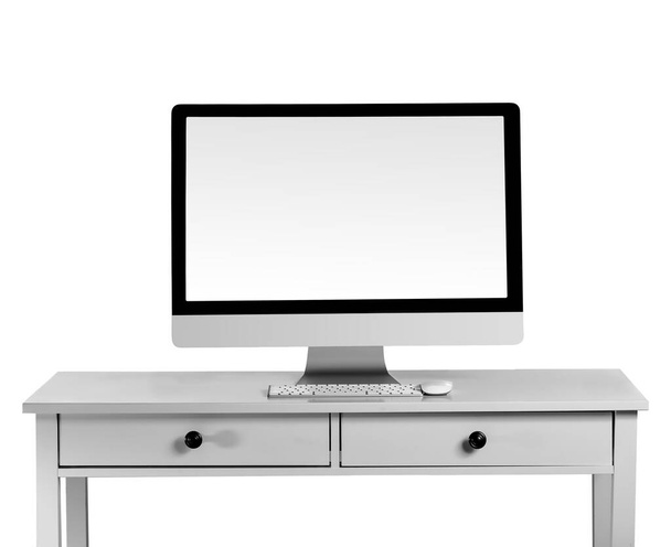 Σύγχρονη οθόνη υπολογιστή στο τραπέζι σε λευκό φόντο - Φωτογραφία, εικόνα