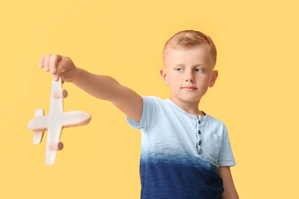 Petit garçon avec trouble autiste et jouet sur fond de couleur - Photo, image