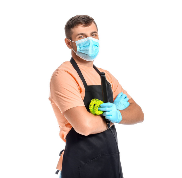 Muž kadeřník s lékařskou maskou na bílém pozadí. Koronavirová epidemie - Fotografie, Obrázek