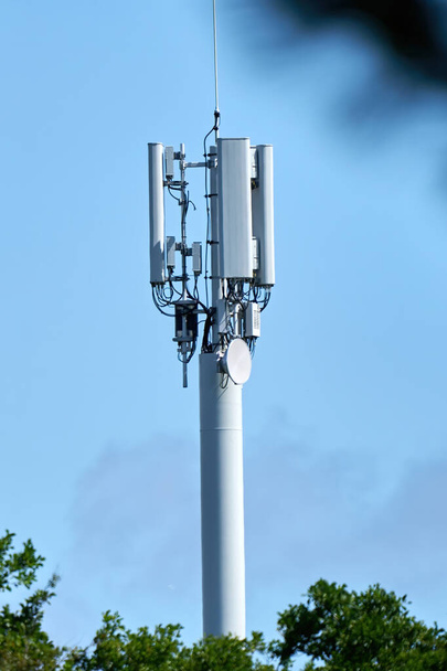 5G Połączenie sieciowe Concept-5G inteligentna stacja bazowa anteny komórkowej na maszcie telekomunikacyjnym. - Zdjęcie, obraz