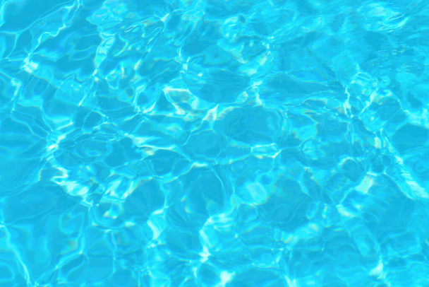 スイミングプールの青い水。. - 写真・画像