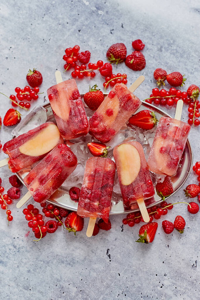 Domácí maliny, jahody, jablka a rybíz nanuky na kovovém talíři s ledovými bobulemi - Fotografie, Obrázek