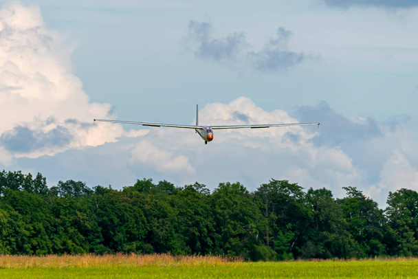 Планер, що приземляється на траву
 - Фото, зображення