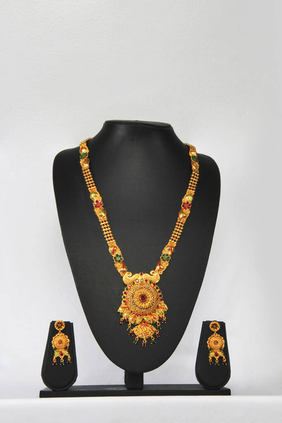 Vergoldete Halskette und Ohrringset für Frauen - Foto, Bild