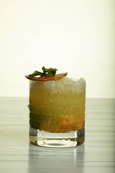 Pomerančové mojito z bílého rumu, mátových lístků, pomerančových a limetkových klínů se sodou - Fotografie, Obrázek