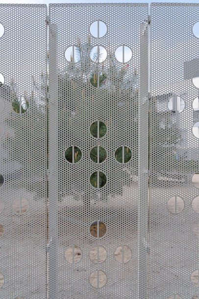 Gennevilliers, Frankrijk - 04 11 2020: Grid met gaten in een park - Foto, afbeelding