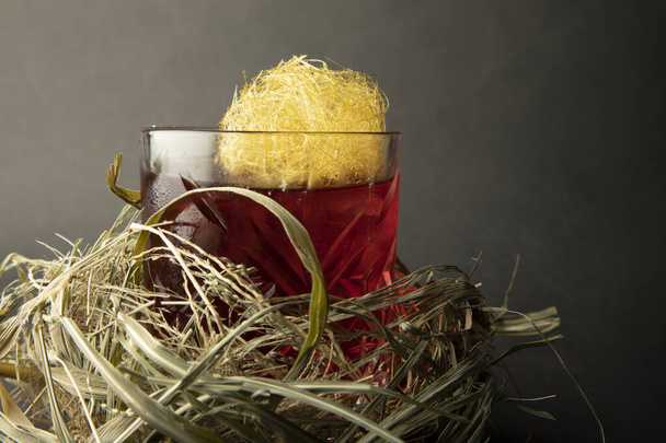 Fireball whisky cocktail wrapped in a nest - Фото, изображение