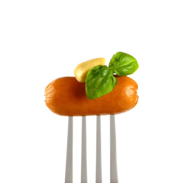 cocktail worstjes met mosterd en basilicum op vork - Foto, afbeelding