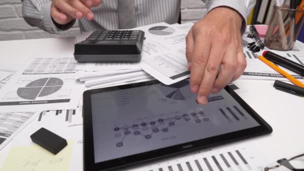 Bedrijfsanalyse en boekhouding concept - zakenman werken met document, spreadsheet, met behulp van rekenmachine, tablet pc. Bureau close-up.  - Video