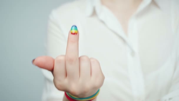 Vídeo de menina com unhas arco-íris mostrando o dedo médio
 - Filmagem, Vídeo