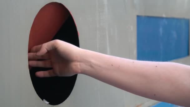 Persona irriconoscibile getta rifiuti di plastica in un contenitore speciale - Filmati, video