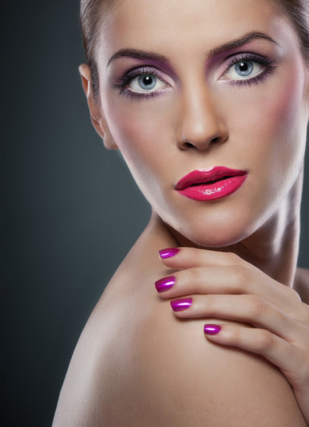 Professional make up - beautiful female art portrait with beautiful eyes. Elegance. Genuine natural woman in studio. Portrait of a attractive woman with red lips and creative make up - Foto, imagen