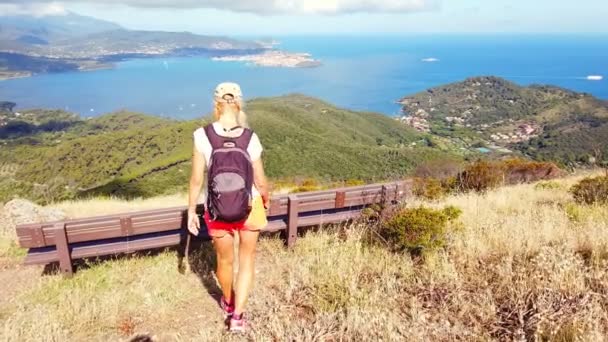 Mujer turista en Isla Elba - Metraje, vídeo