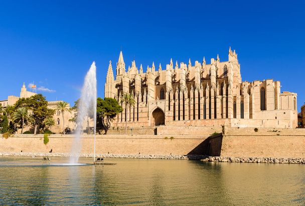 Bezienswaardigheden op Mallorca. La Seu, de gotische middeleeuwse kathedraal van Palma de Mallorca, eiland Mallorca, Balearen, Spanje - Foto, afbeelding