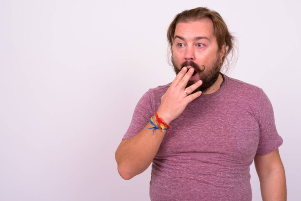 Портрет бородатого чоловіка з вусами і довгим волоссям
  - Фото, зображення
