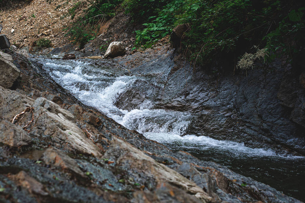 Górska rzeka płynie przez skały. - Zdjęcie, obraz