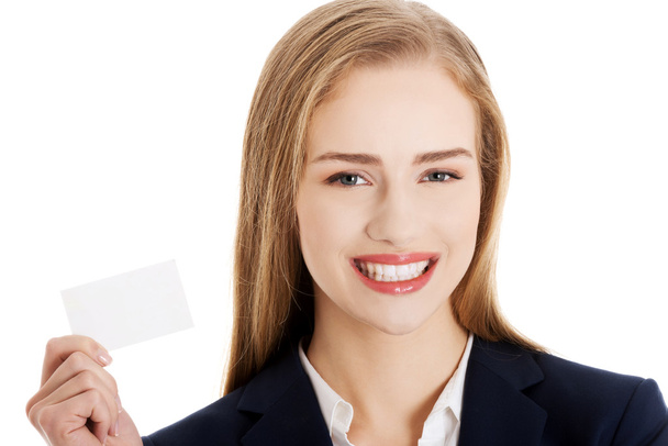 Beautiful caucasian business woman holding personal card. - Foto, afbeelding