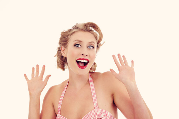 ritratto di una giovane attraente bionda sexy vintage pin-up donna indossa un costume da bagno rosa gingham su sfondo studio isolato - Foto, immagini