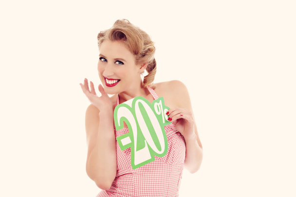 młoda ładna blondynka biały vintage pin-up kobieta trzyma sprzedaż zniżki znaki na izolowane studio tle - Zdjęcie, obraz