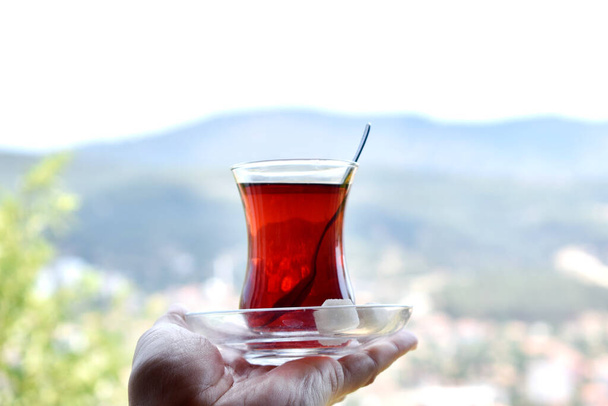 ένα φλιτζάνι τσάι στο φόντο των βουνών και των πόλεων - Φωτογραφία, εικόνα