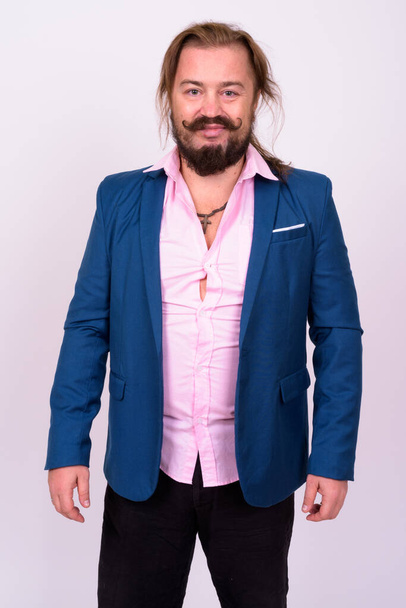 A túlsúlyos, bajuszos, hosszú hajú szakállas férfi portréja  - Fotó, kép