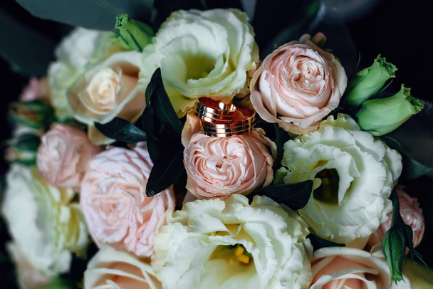 Wedding rings on a rose bud. Gold wedding rings - Zdjęcie, obraz