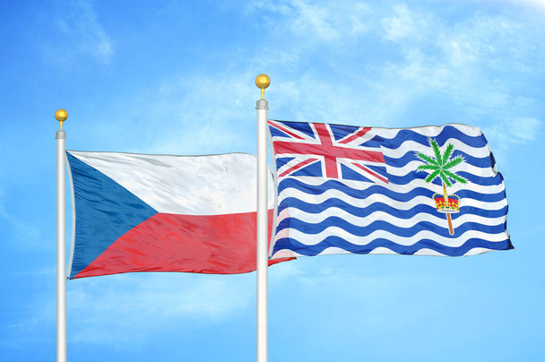 Territorio Indio Checo y Británico dos banderas sobre asta de bandera y fondo azul cielo nublado
 - Foto, Imagen