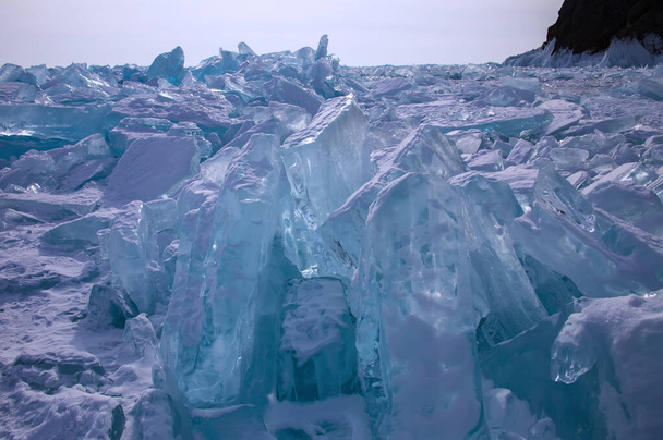 Lago Baikal en invierno. Hermosa vista del agua congelada. Bloques texturizados de hielo azul claro. Montañas y paisajes de textura helada. Observación del mundo salvaje. Aventura en el lago Baikal, Rusia - Foto, Imagen